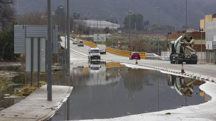 Tramo de la carretera anegado y cortado, esta mañana