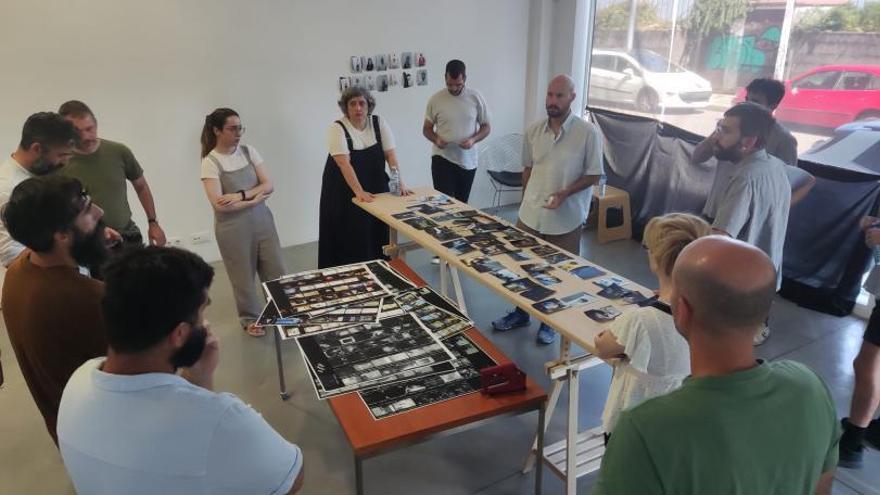 El colectivo JuanNadie con algunos de los presentes en la exposición.