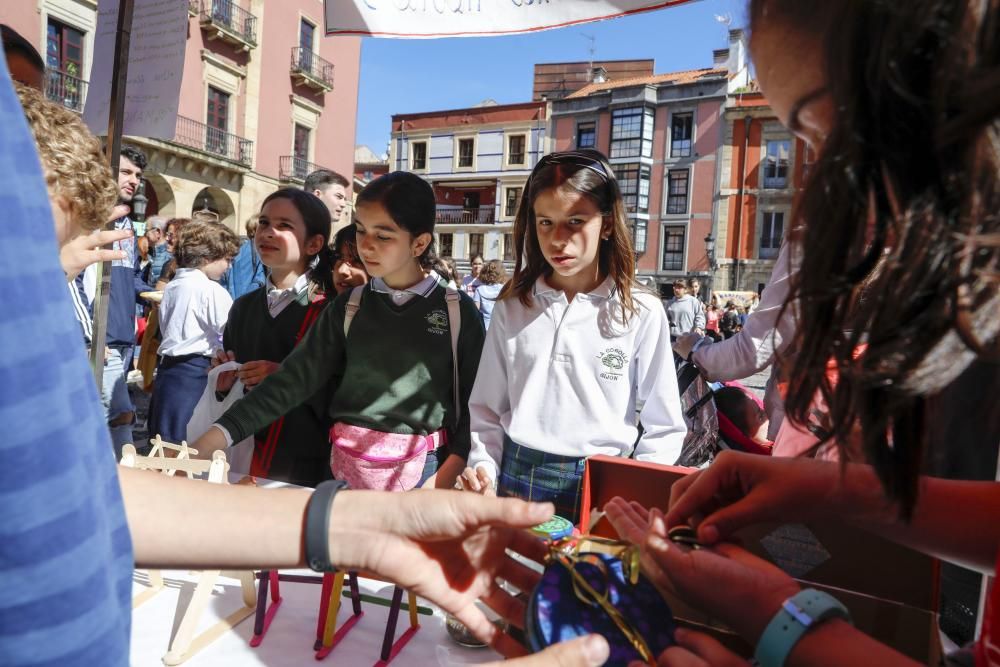 Mercadillo de cooperativas estudiantiles en la pla