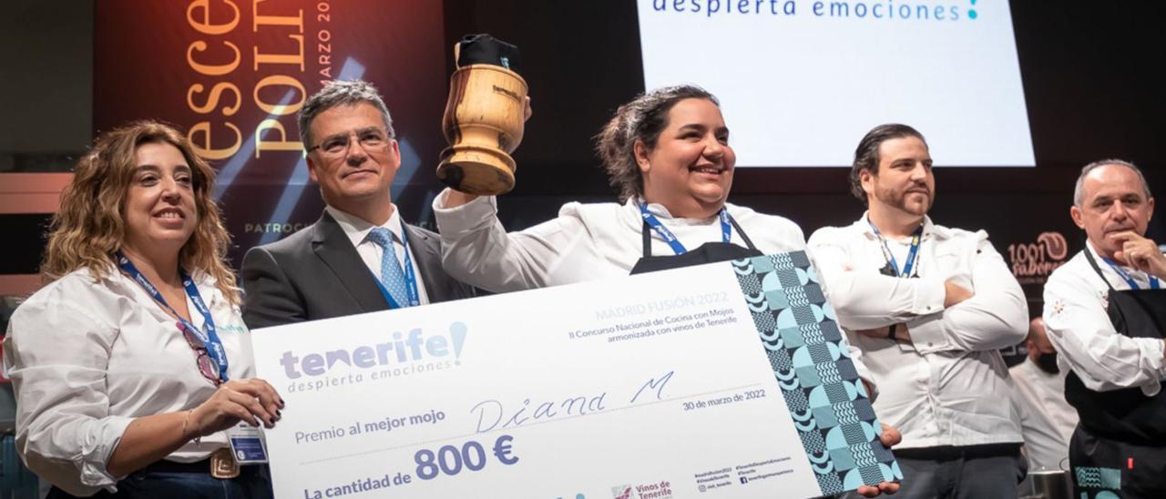 Diana Marcelino recibe su premio por el mejor mojo del II concurso en Madrid Fusión de manos del consejero insular del sector primario Javier Parrilla.