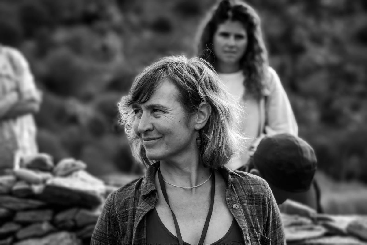 La tècnica de Cultura, Mercè Donat, és qui realitza aquestes entrevistes personals a la gent gran de Cadaqués.