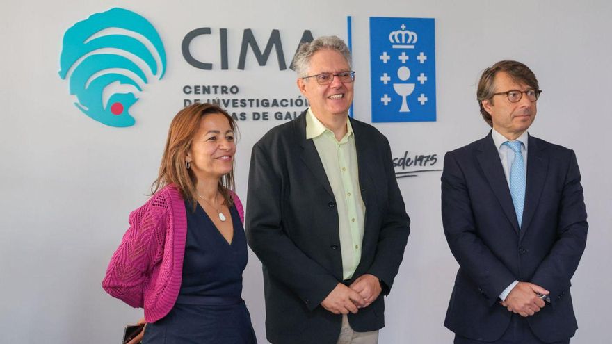 Marta Villaverde junto a Carlos Gabín, director del CIMA, y Miguel Corgos. | Iñaki Abella