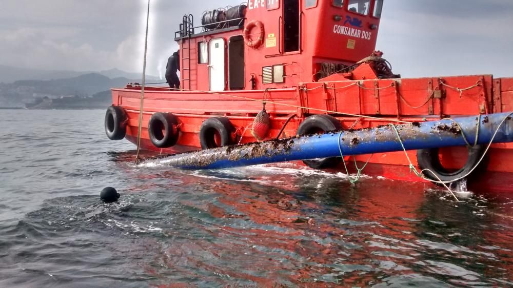 Retiran del mar parte del viejo emisario de Nigrán