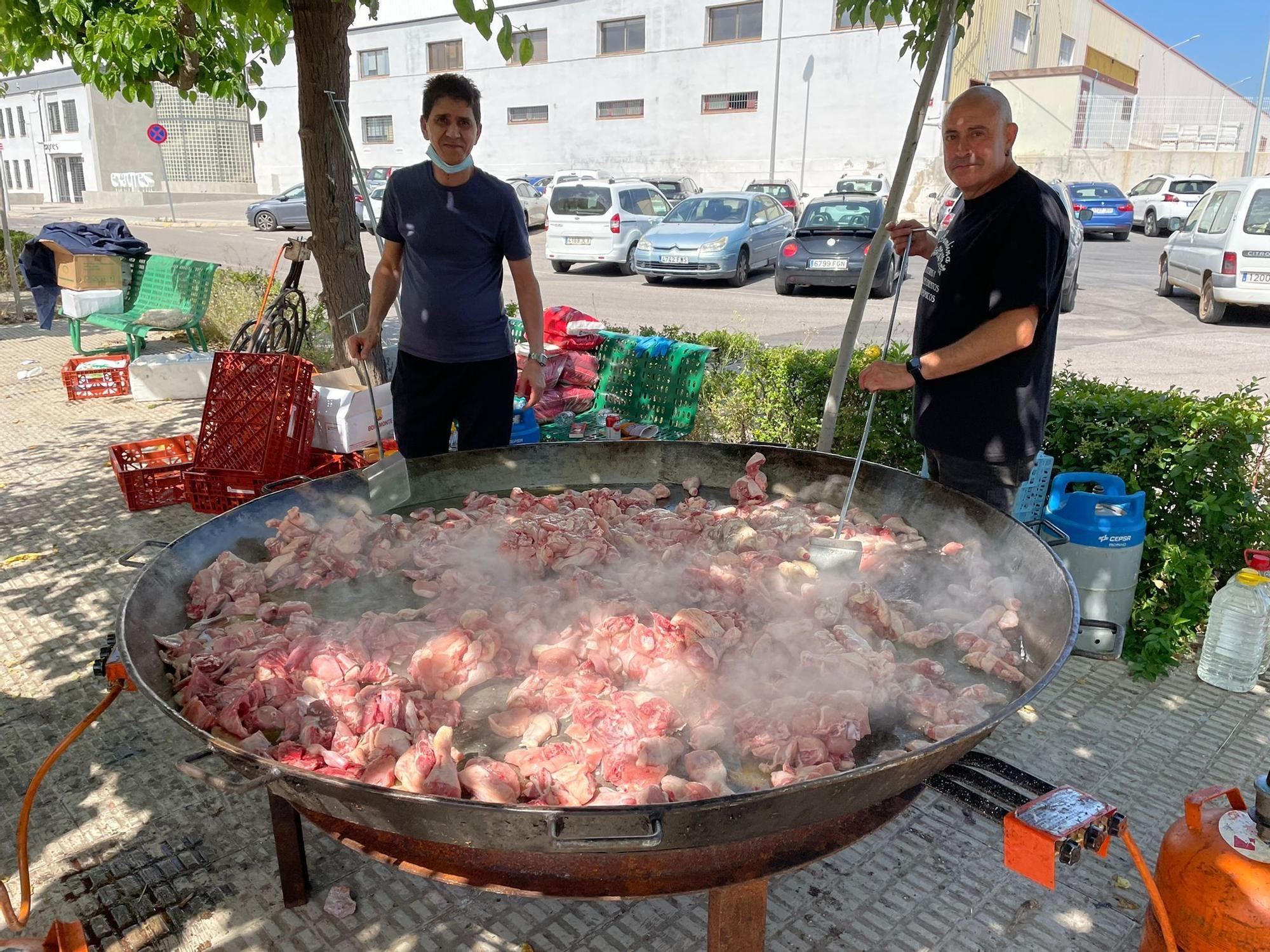 Los cocineros preparan la comida durante la competición en Betxí.