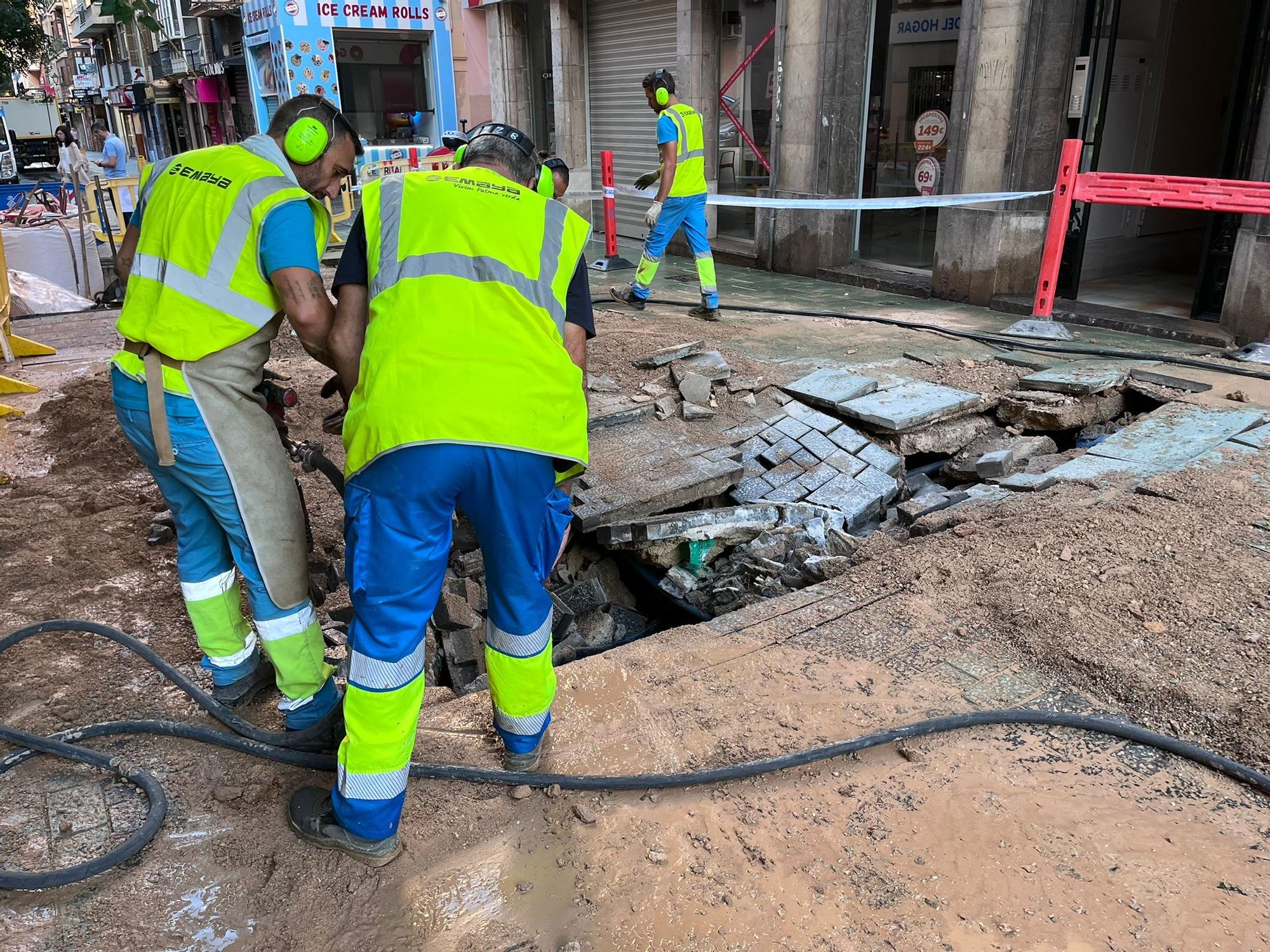 La rotura de una tubería inunda la calle Olmos