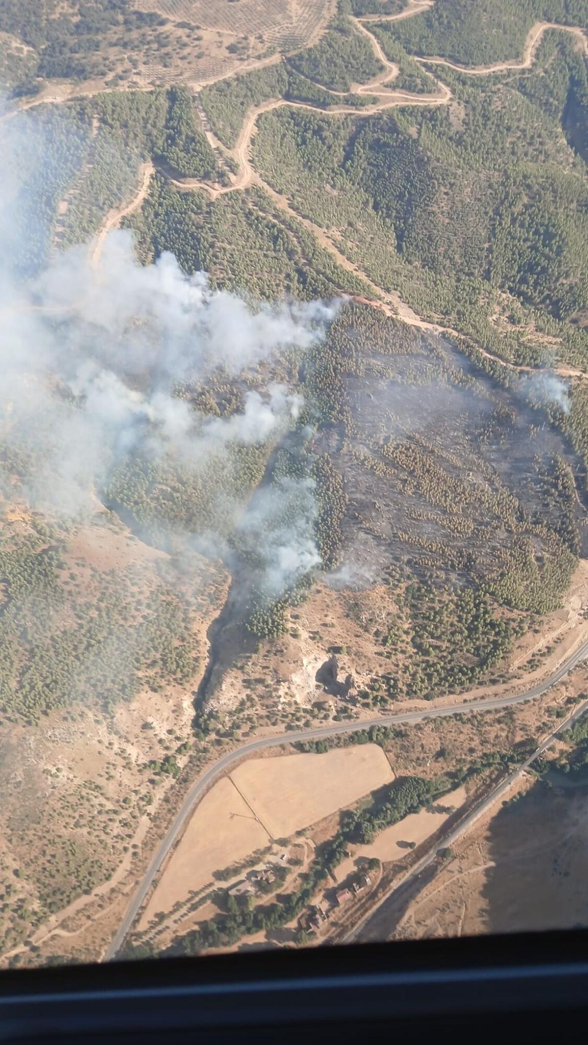 Un incendio forestal en un paraje de Antequera obliga a cortar la A-7282