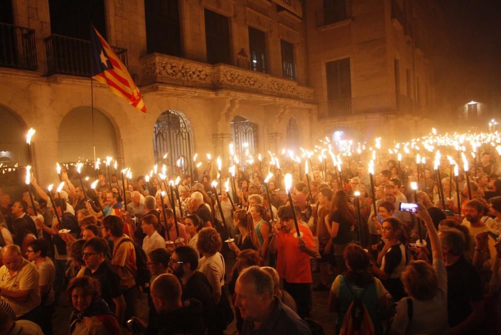 Marxa de torxes a Girona per commemorar el segon aniversari del referèndum de l'1-O