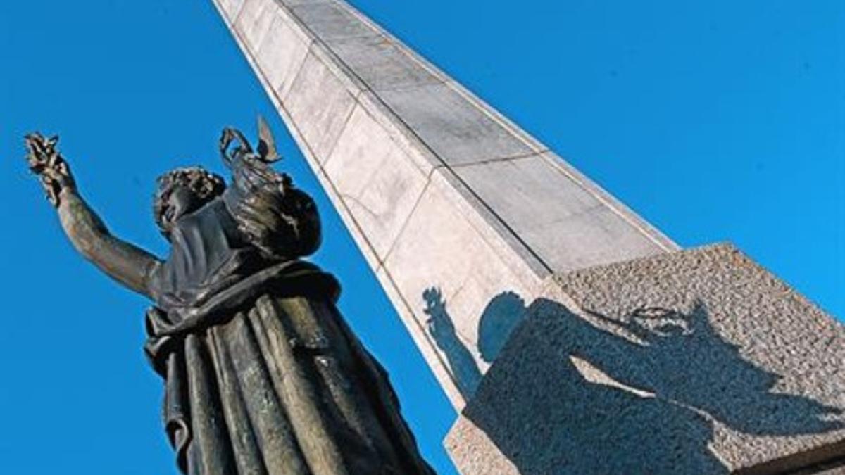 La escultura que Marès hizo por encargo del franquismo, en el cruce de la Diagonal y el paseo de Gràcia.