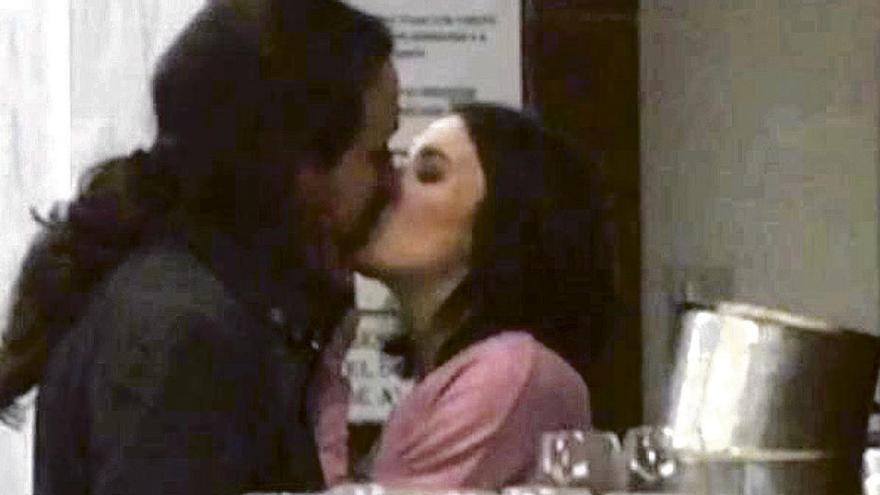 Arriba, el beso de Iglesias y Montero. Abajo, la pareja comparte confidencias, ayer, en el Congreso.