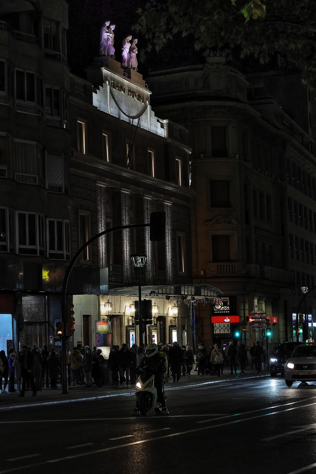 Las nuevas luces realzan las estatuas que coronan el teatro.