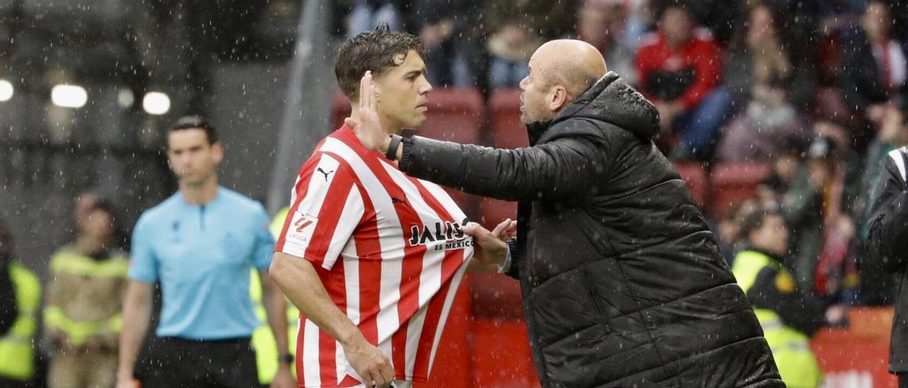 UN MOMENTO DEL PARTIDO. NACHO MENDEZ. MIGUEL ANGEL RAMIREZ, ENTRENADOR