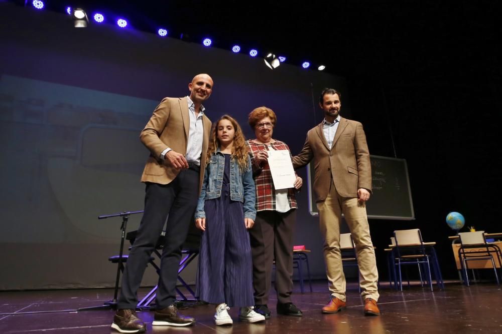 El Teatro Municipal acogió un emotivo Homenaje a los maestros y maestras jubilados de Torrevieja