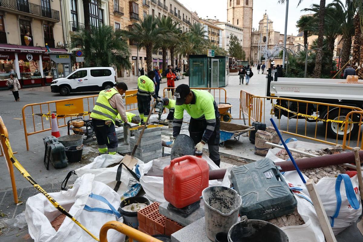 Trabajos en la plaza de la Virgen para favorecer el giro del tráfico.