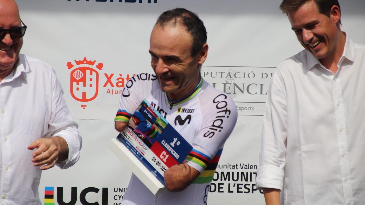 Ricardo Ten, con el trofeo de ganador.