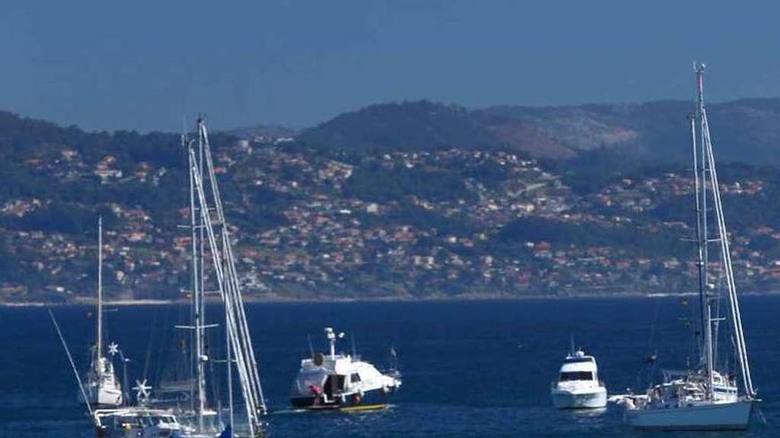 Embarcaciones fondeadas frente a las Islas Cías