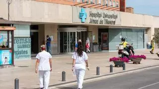 Sanitarios del Arnau de Vilanova de Lleida se concentran contra la reducción de camas y los recortes de verano