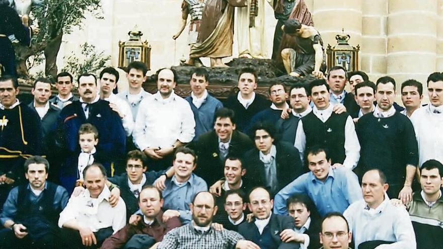 Los cargadores se hacen la foto de familia en la estación de la Catedral en 2001.