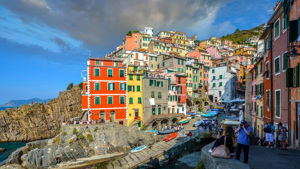 Turistas en la costa de Cinque Terre, Italia