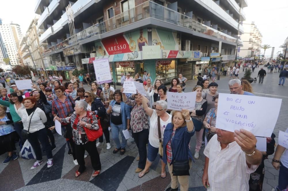 Casi un centenar de personas protestan en Benidorm