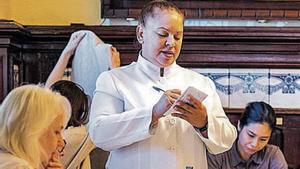 Una cambrera pren nota al restaurant 7 Portes de Barcelona