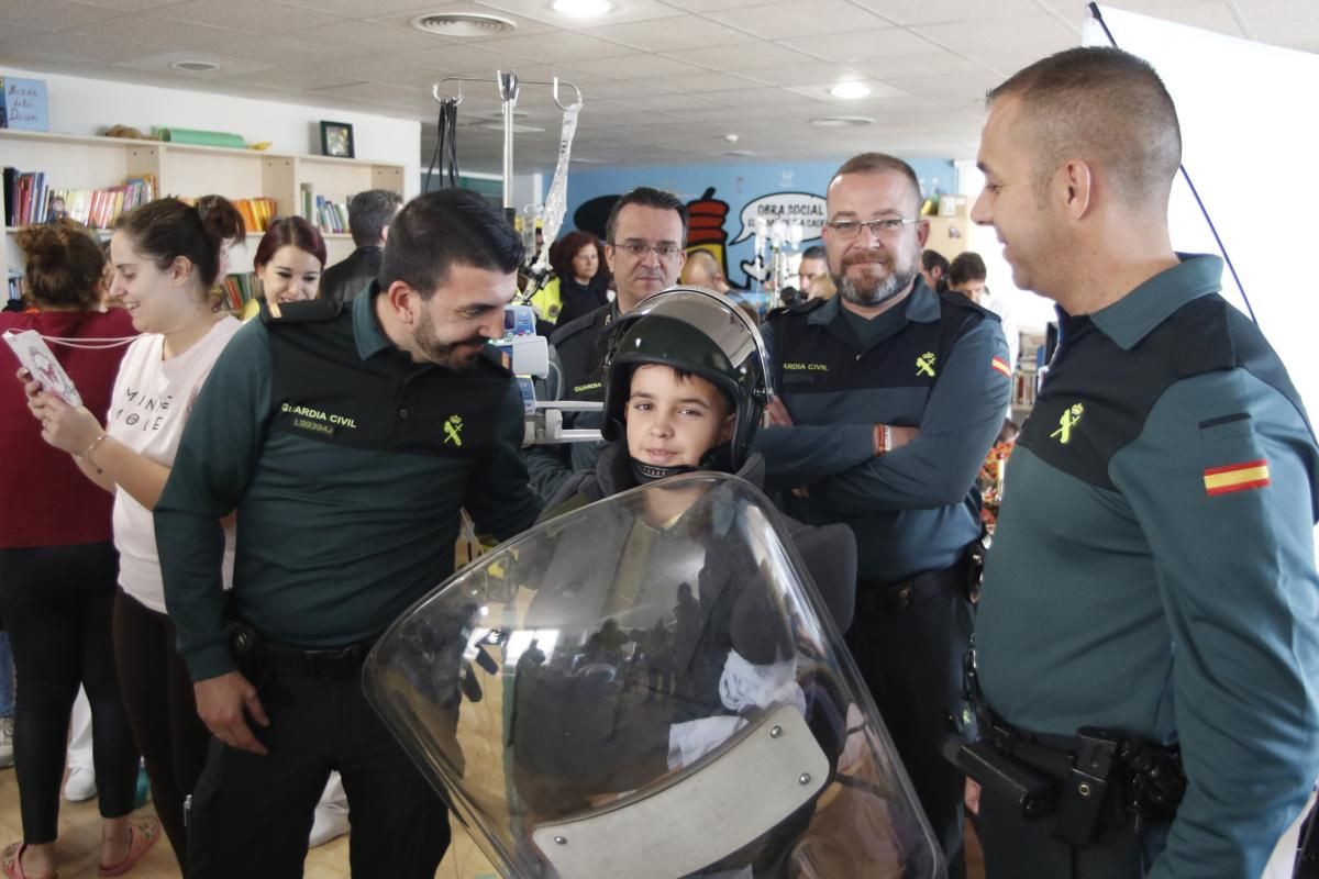 La asociación Sonrisas visita  a los niños hospitalizados en el Reina Sofía