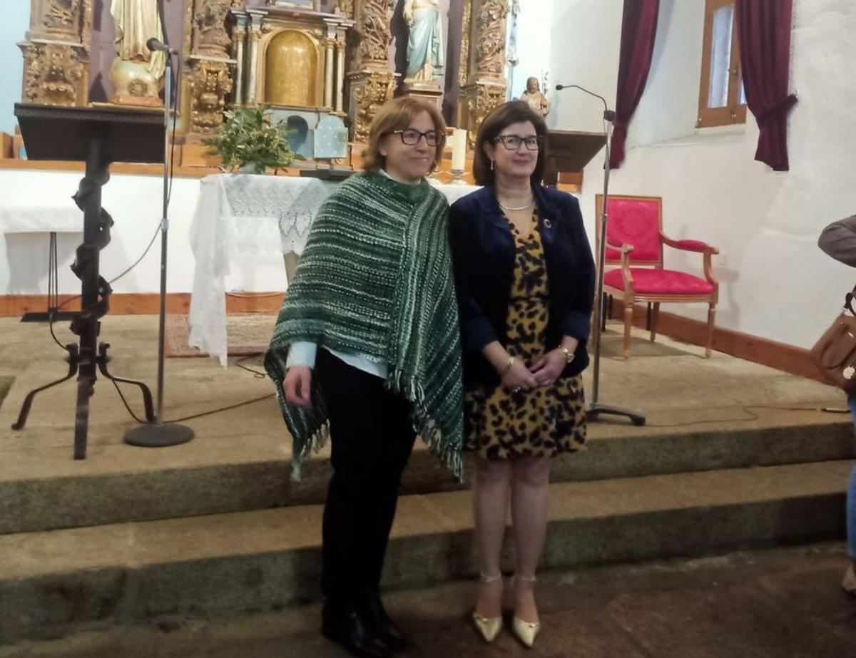 Irene Gómez (izquierda) y Pilar Panero, en la iglesia. | CH. S.