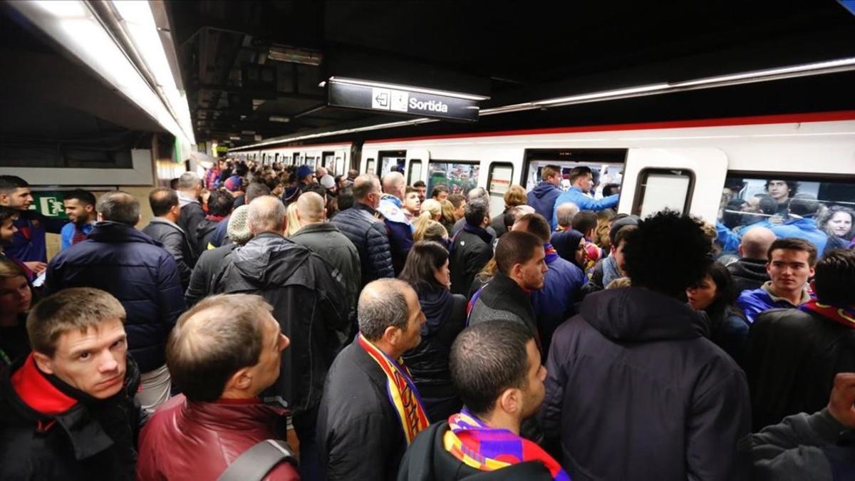 Imagen de la estación de metro de Les Corts instantes antes del Clásico