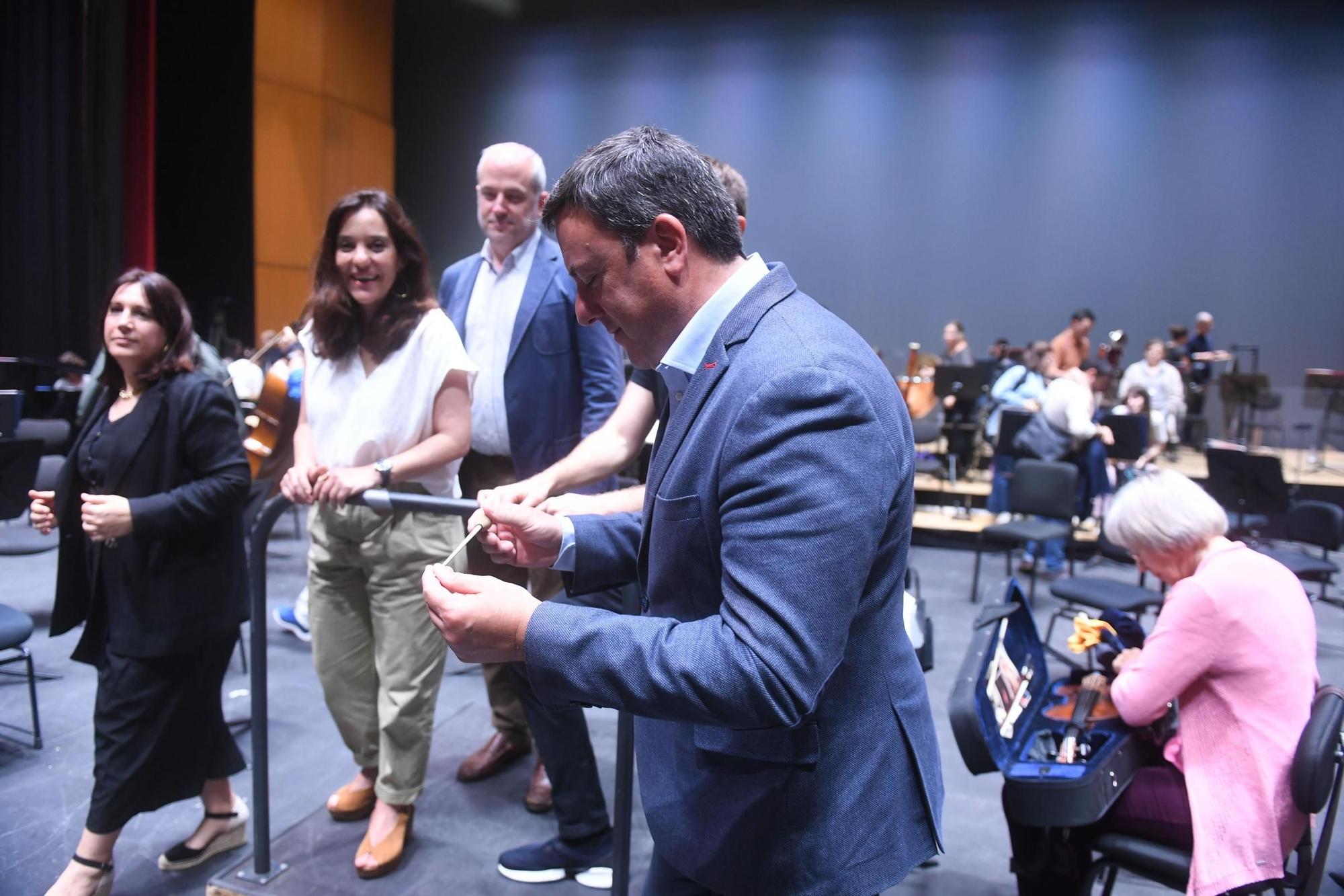 La alcaldesa de A Coruña y el presidente de la Diputación acuden a un ensayo de la Orquesta Sinfónica de Galicia