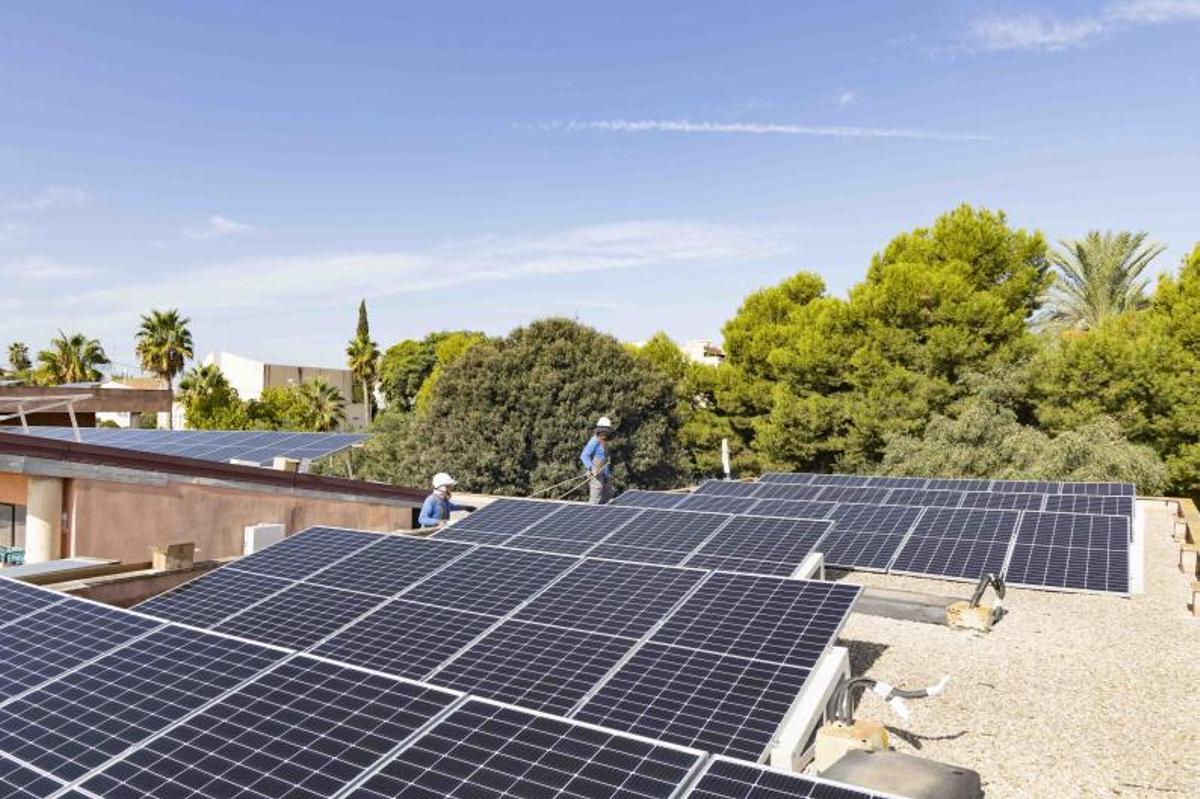 Las placas solares del Centro de Convivencia. | A.P.