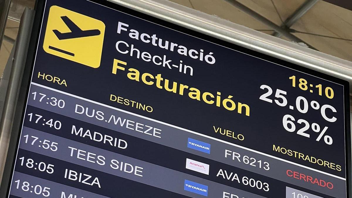 Panel informativo del aeropuerto donde se comunica que el vuelo del Real Murcia está cancelado