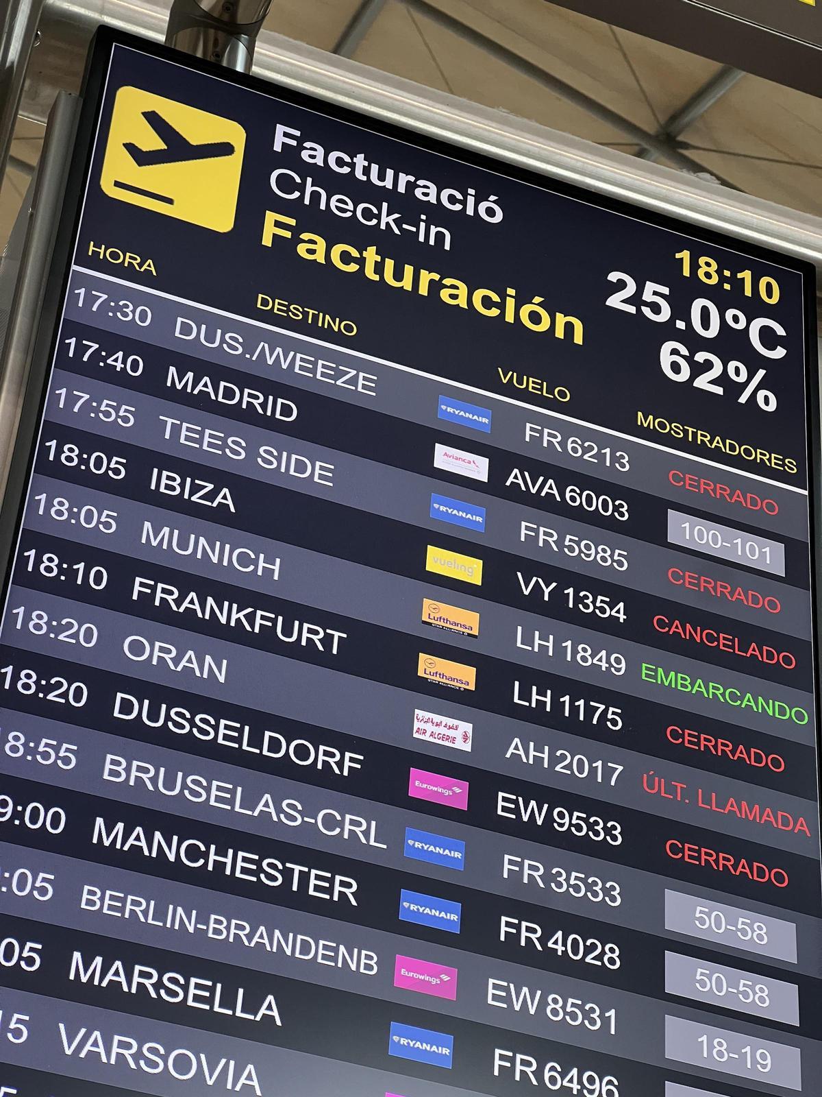Panel informativo del aeropuerto donde se comunica que el vuelo del Real Murcia está cancelado