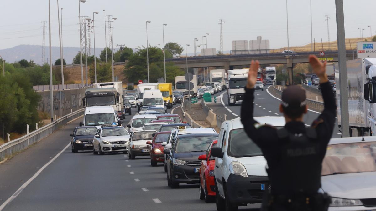 Colas de vehículos en la A-4 por el choque entre dos vehículos.