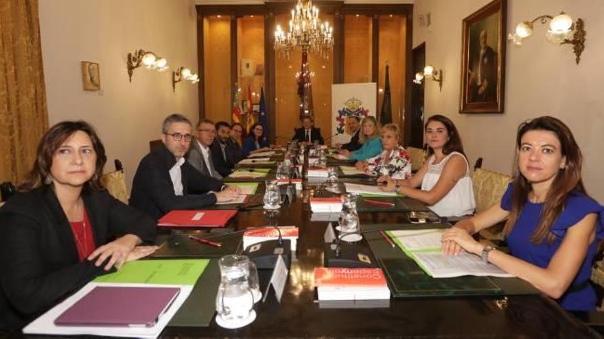 El Pleno del Consell reunido ayer en el Ayuntamiento de Orihuela para sentar las bases de las ayudas económicas a los afectados.