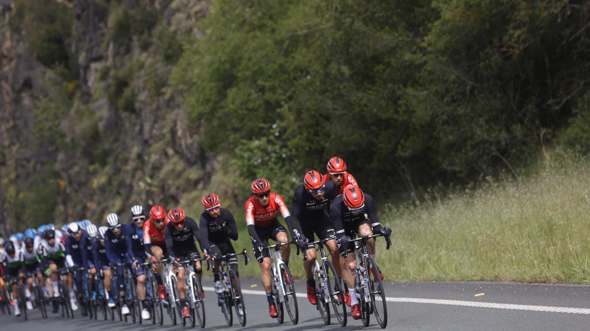 Las imágenes de la última etapa de la Vuelta a Asturias: crónica y reacciones