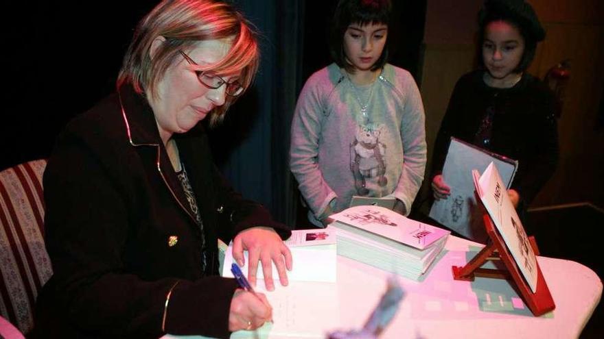 Rocío Leira Castro firma ejemplares de &quot;INEM&quot; a dos niñas. // Bernabé/Luismy