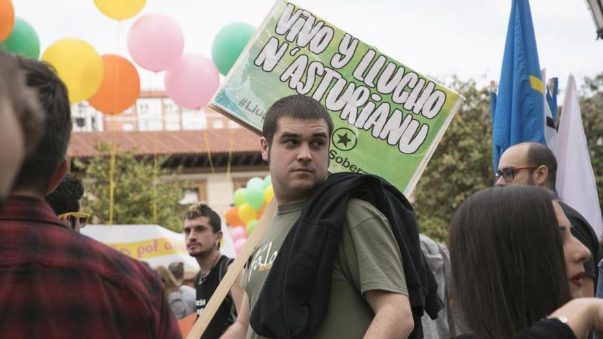 Un momento de la manifestación por la oficialidad del asturiano el pasado mes de abril.