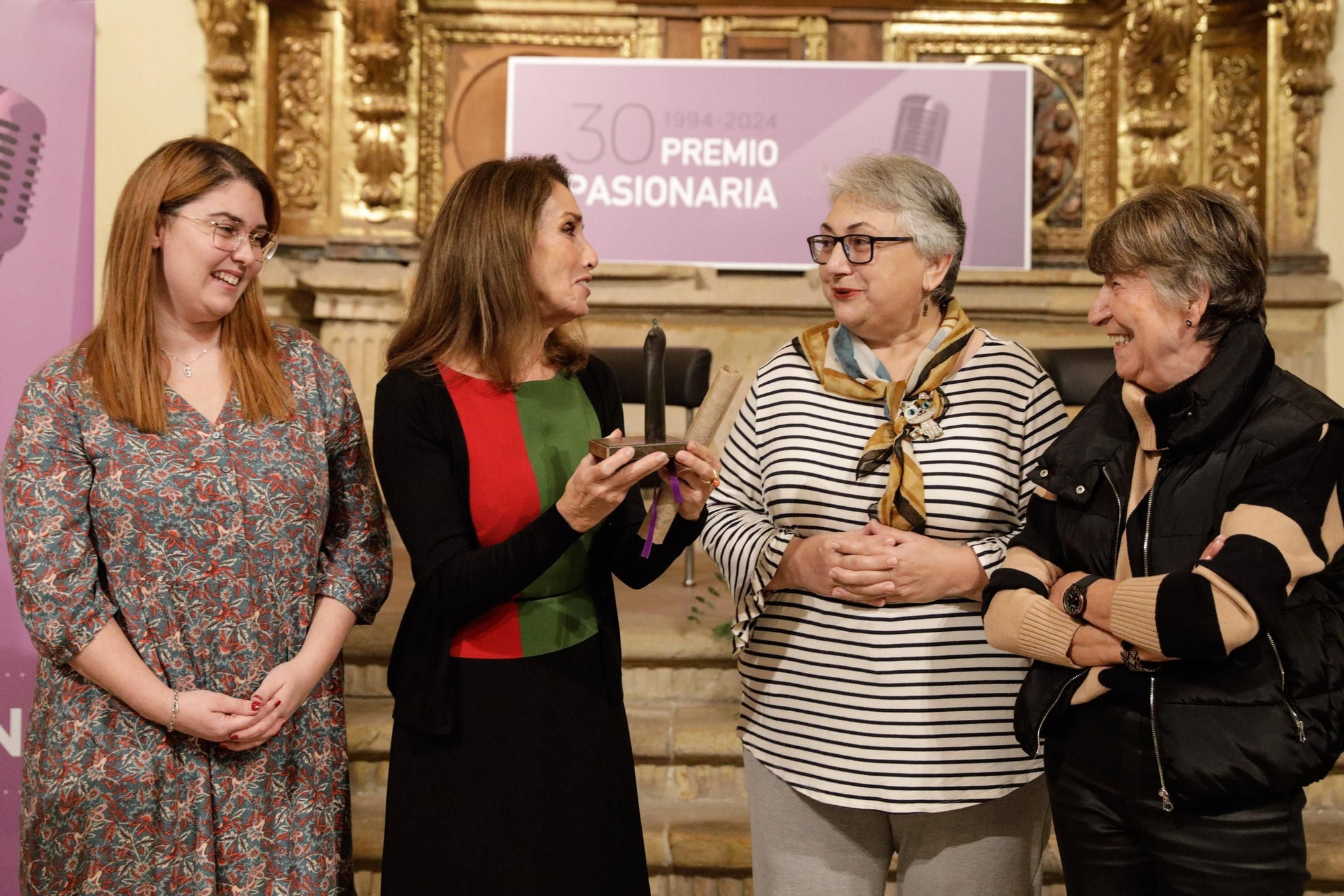 Ana Belén recibe el premio "Pasionaria" en la Colegiata (en imágenes)