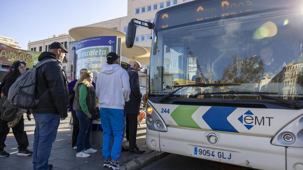 Pasajeros se suben a un bus de la EMT en Palma.