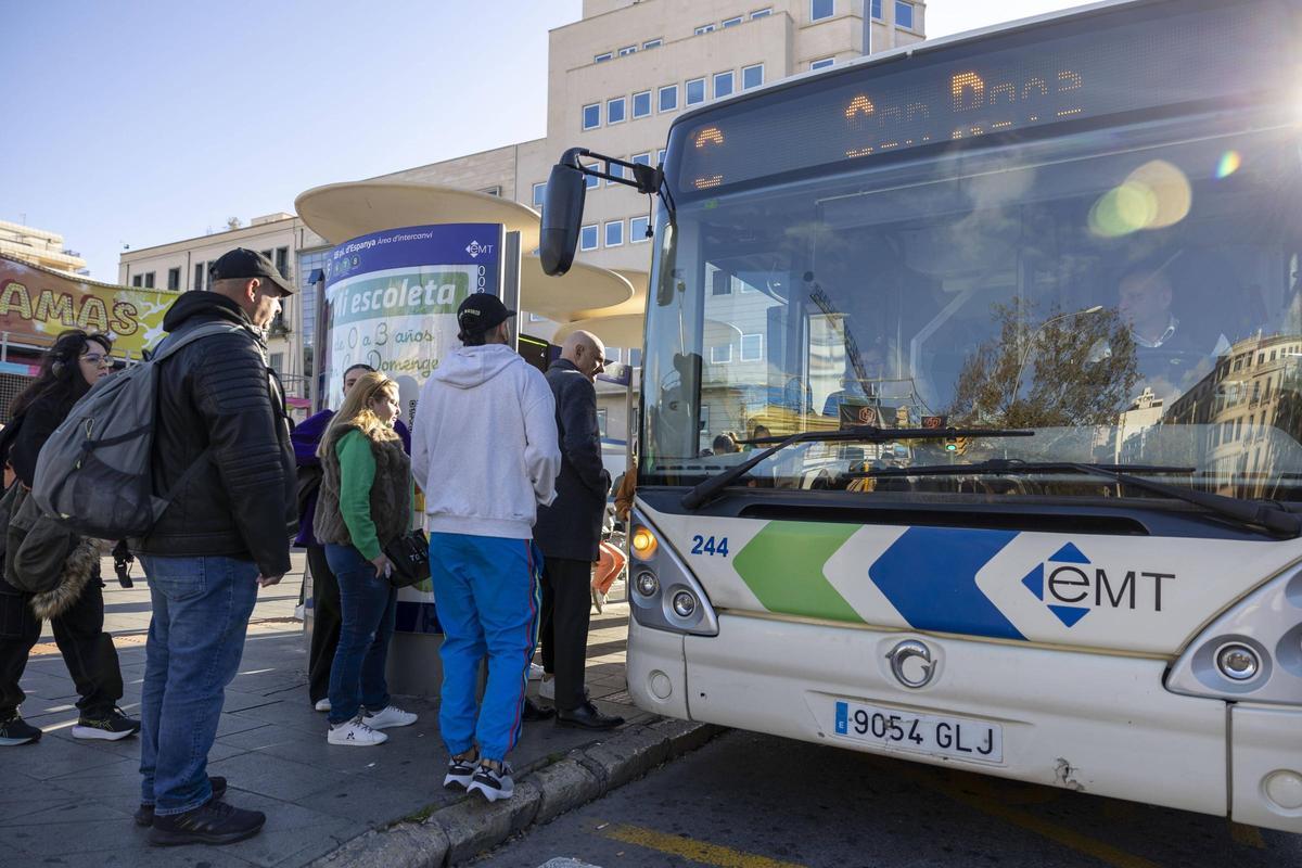 Pasajeros se suben a un bus de la EMT en Palma.
