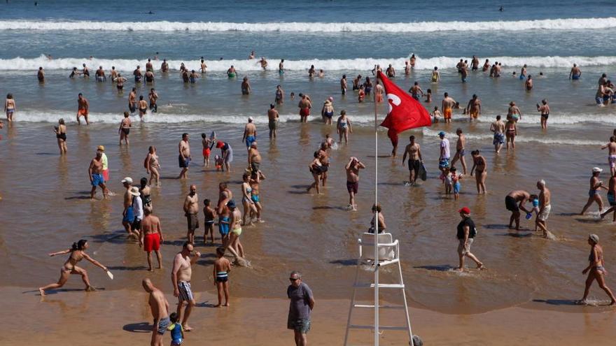 Una bandera roja ondeando el pasado sábado en la playa de San Lorenzo.