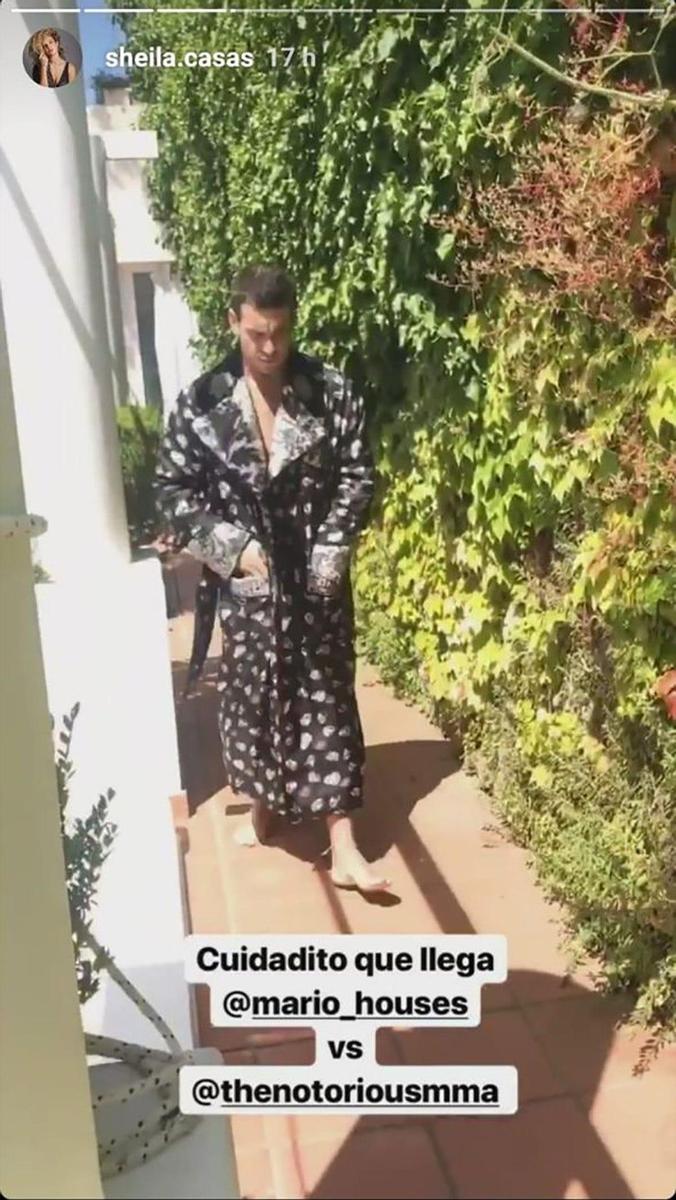 Mario Casas en batín y calzoncillos para ir a la piscina