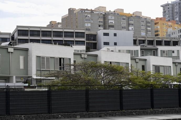 25-12-19 LAS PALMAS DE GRAN CANARI. LA MINILLA. LAS PALMAS DE GRAN CANARIA. Foto de un edificio de dúples en la Avenida de Ansite, número 11, que tienen exceso de altura, con respecto al plan general.  Fotos: Juan Castro.  | 25/12/2019 | Fotógrafo: Juan Carlos Castro