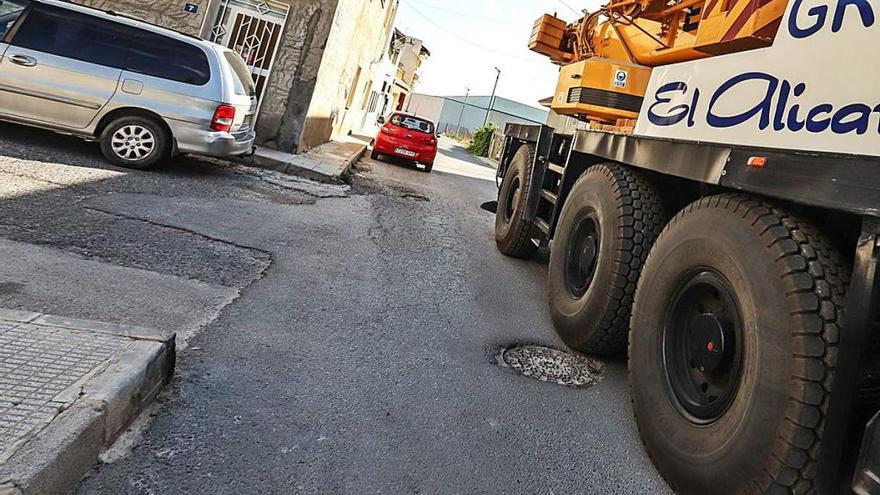 Un camión de gran tonelaje circula, ayer, por una de las calles oriolanas del barrio de Casas Baratas.