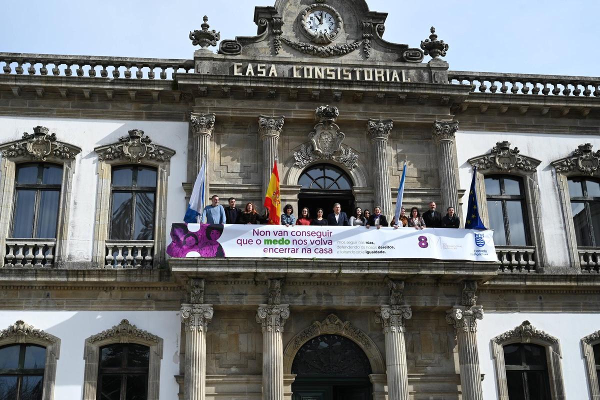 Pancarta por el 8M en la casa consistorial de Pontevedra.