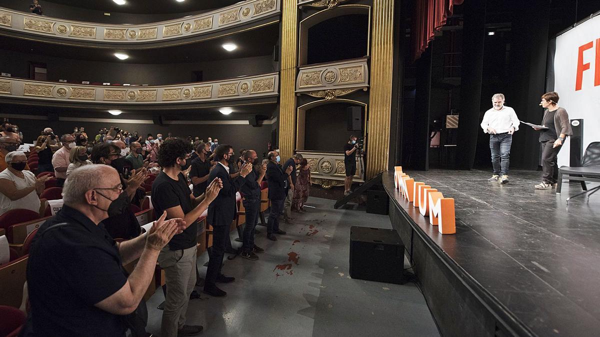 Jordi Cuixart a l’escenari del teatre Conservatori amb Anna Vilajosana i el públic dempeus aplaudint-lo, ahir | MIREIA ARSO