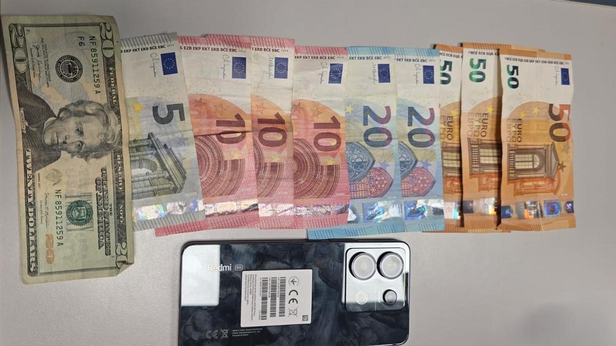 Els diners i el mòbil robat a L'Estartit.