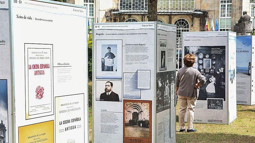 Vecinos y turistas contemplan la exposición en los jardines del balneario de Mondariz. // Anxo Gutiérrez