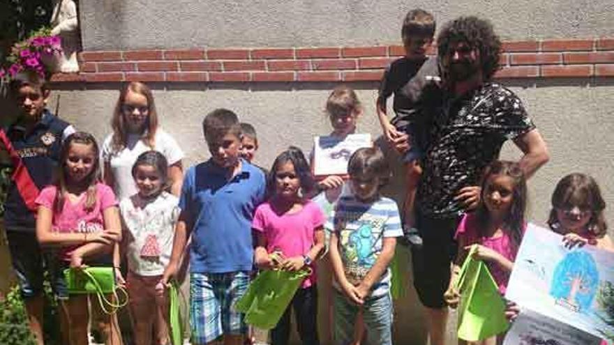 Carlos Adeva dirige un taller de pintura infantil en Morales