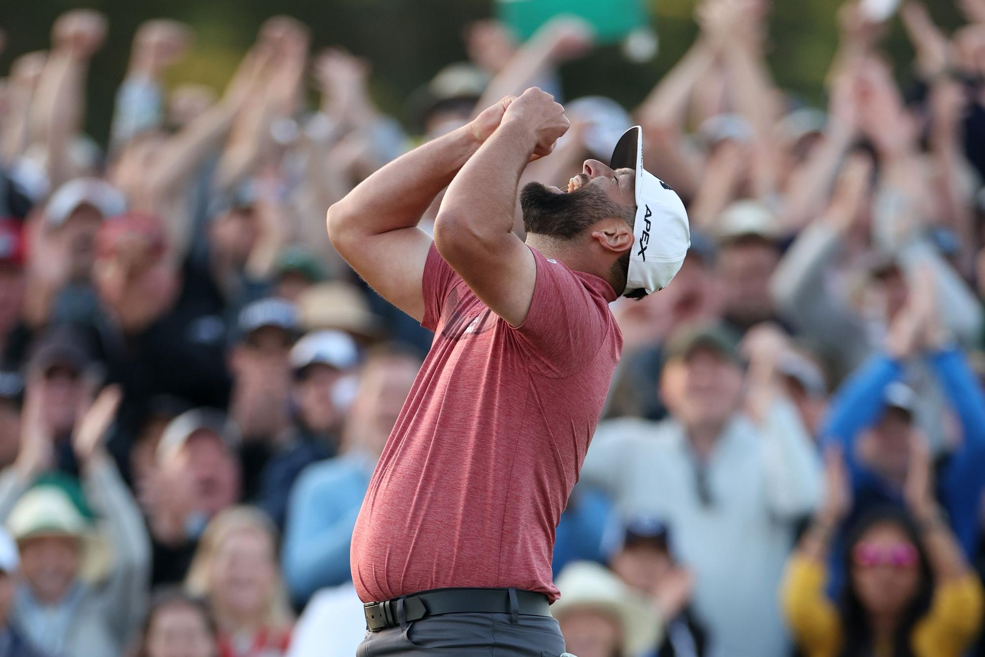 El español Jon Rahm, celebrando su victoria en el hoyo 18