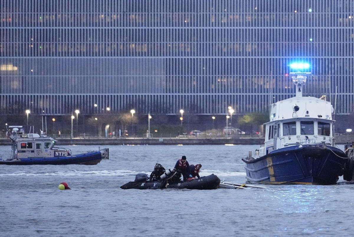 Cinco turistas catalanes y el piloto mueren al caer un helicóptero en el río Hudson de Nueva York